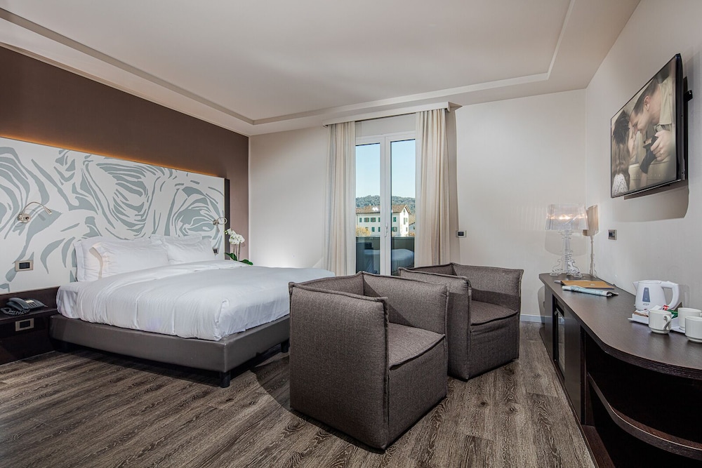 Junior Suite, 1 Double Bed, Pool View photo 1