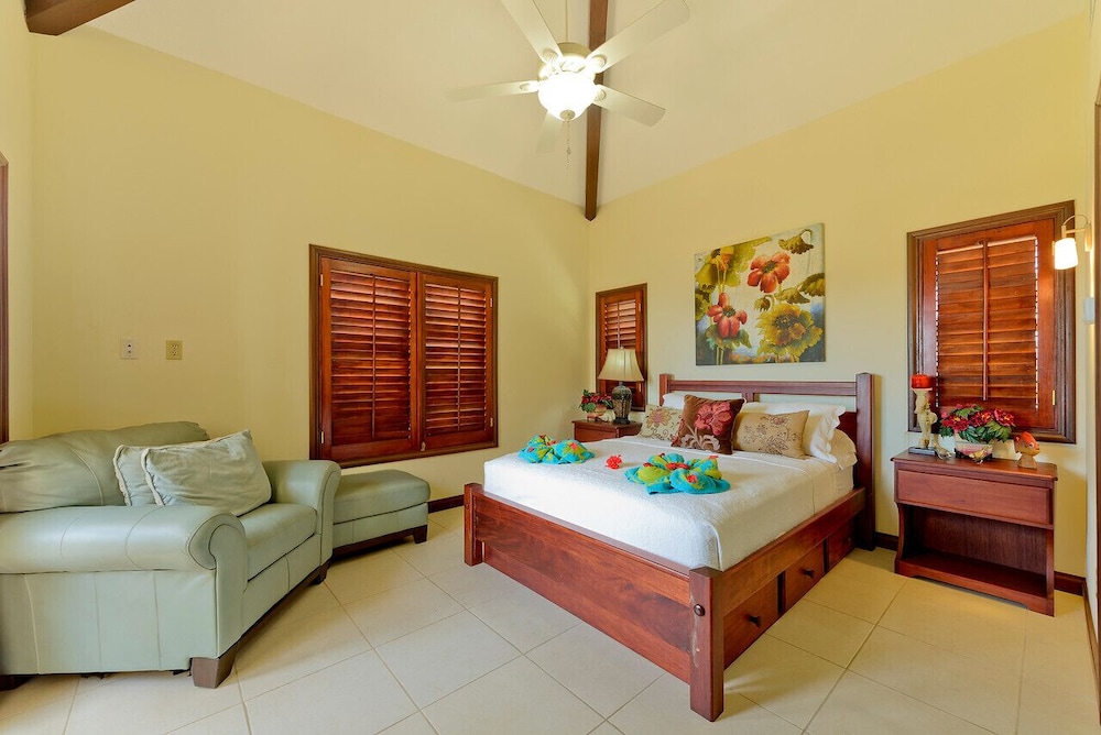 Luxury Villa, 3 Bedrooms, Balcony, Beachside