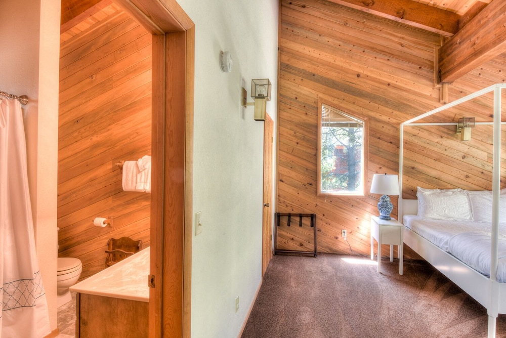 House, Multiple Beds, Balcony, Mountain View (Northwoods Hangout)