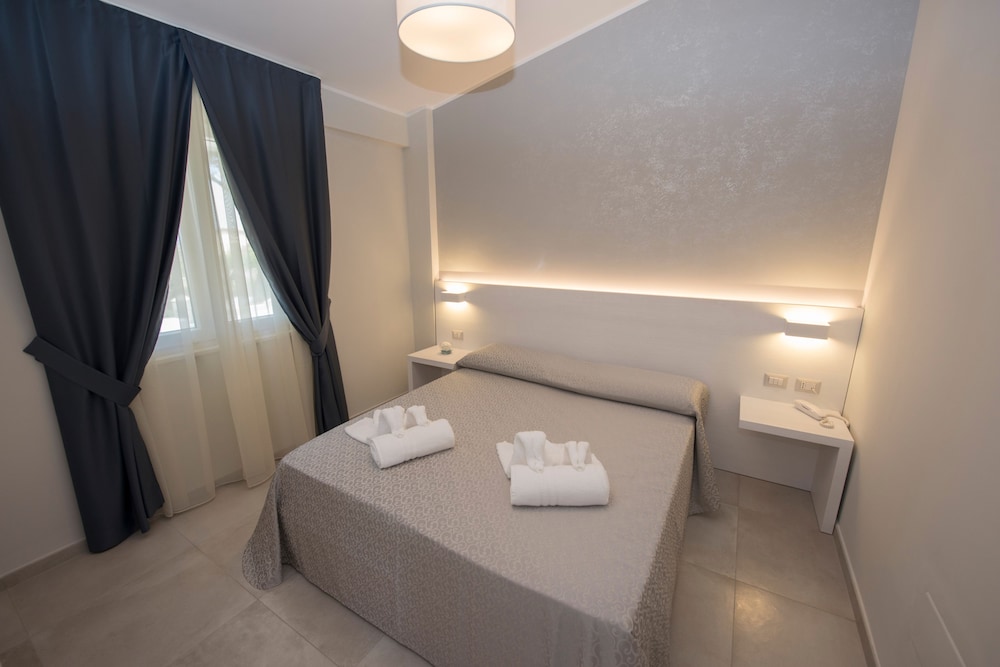 Deluxe Quadruple Room, 2 Bedrooms, Partial Sea View, Garden Area