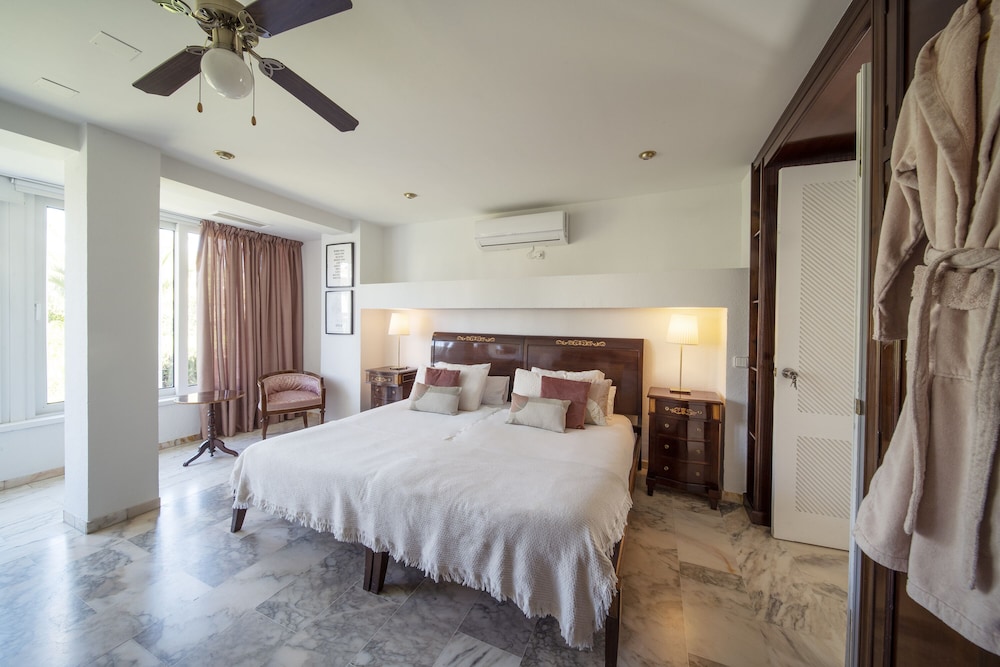 Deluxe Room, 1 King Bed - Photo 1
