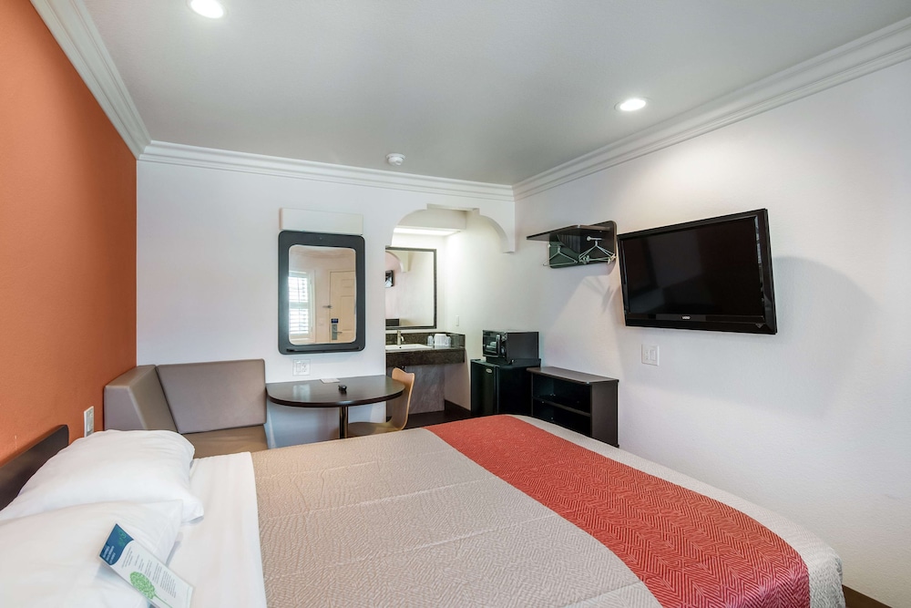 Deluxe Room, 1 King Bed, Non Smoking, Refrigerator & Microwave - Photo 5