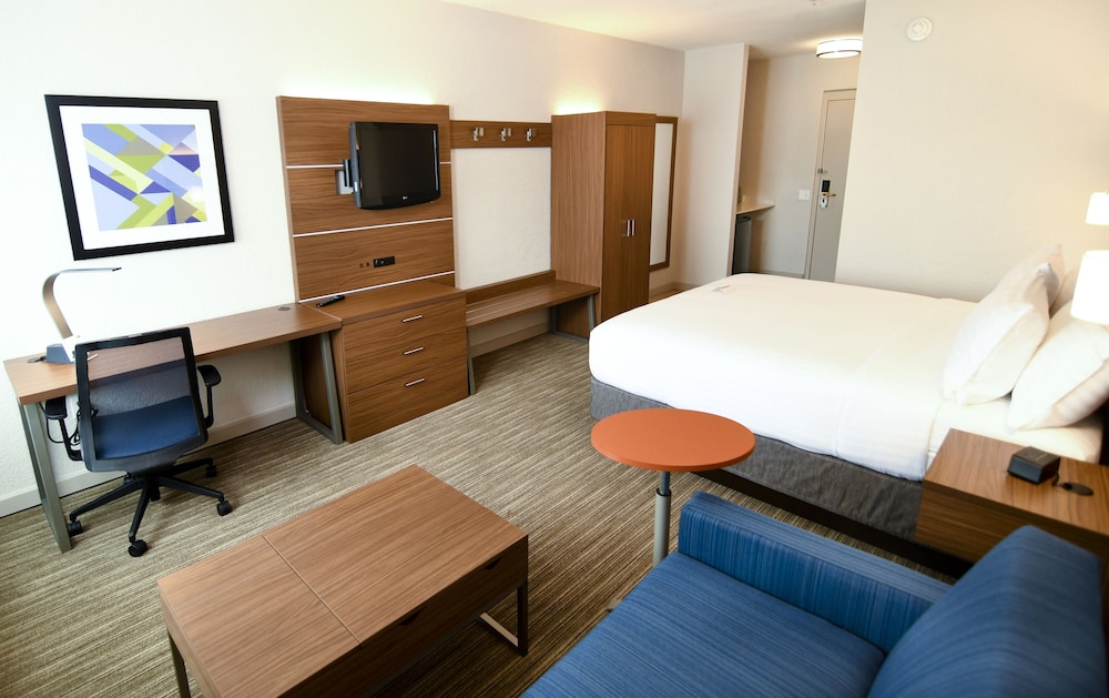 Standard Room, 1 King Bed with Sofa bed - Photo 5