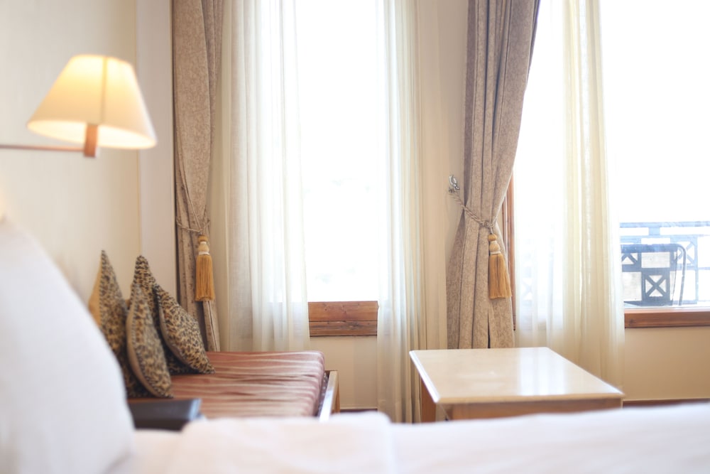 Deluxe Room - Mall road facing with Bathtub - Photo 3