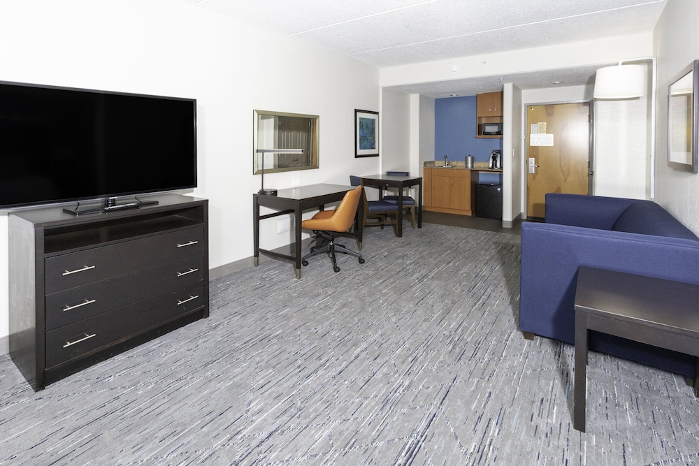 Suite, 1 Queen Bed with Sofa bed - Photo 3