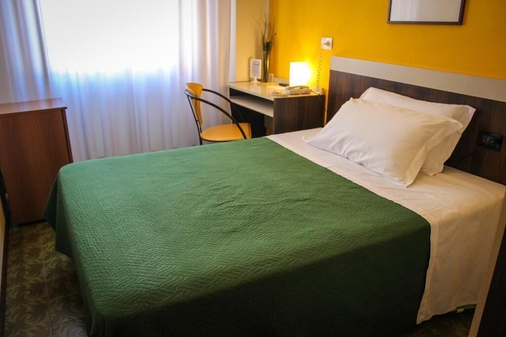 Basic Double Room Single Use, 1 Large Twin Bed, Refrigerator photo 1
