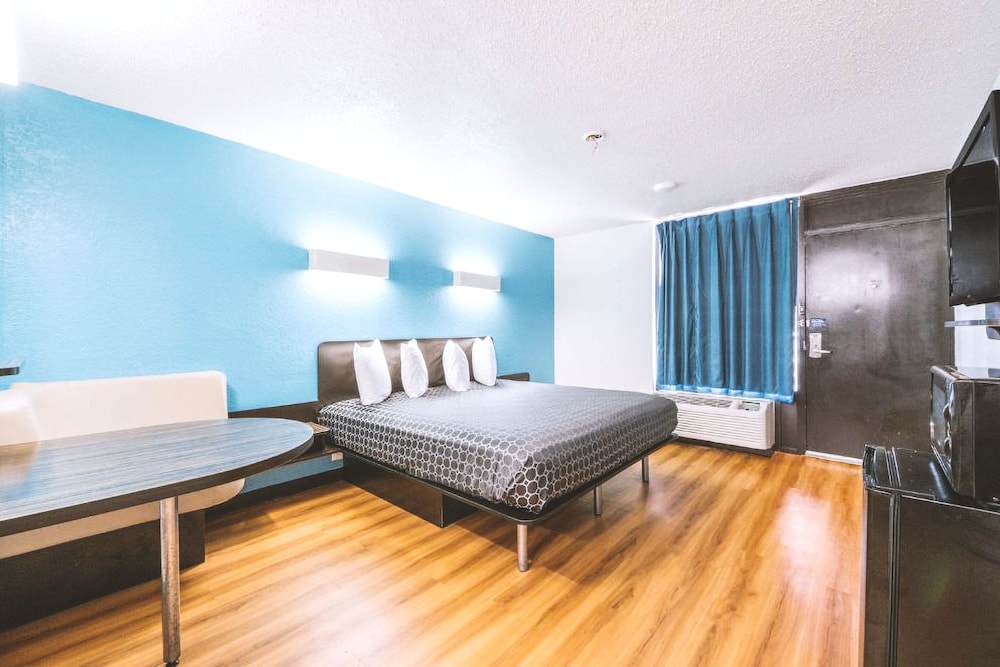 Deluxe Room, 1 King Bed, Non Smoking, Kitchenette photo 3