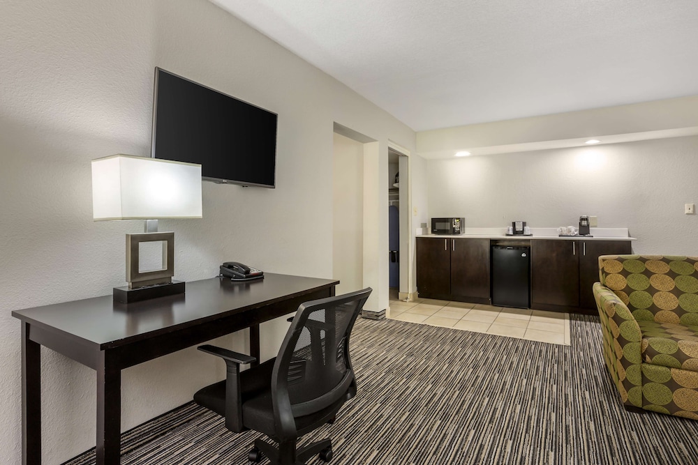 Suite, 1 King Bed, Non Smoking, Refrigerator & Microwave - Photo 3