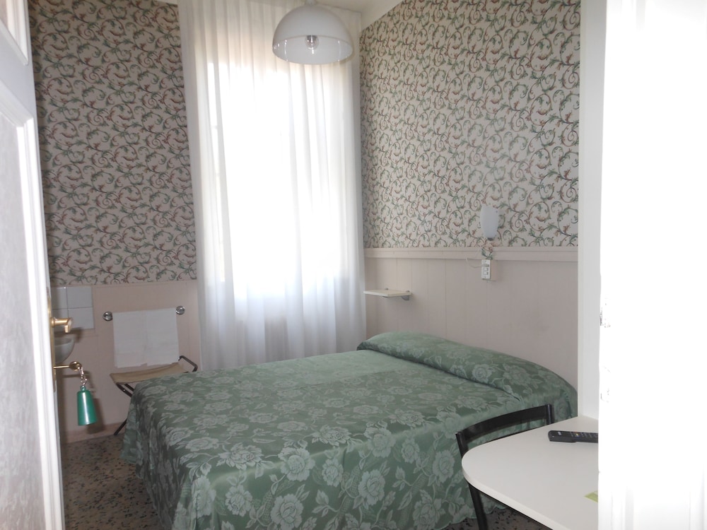 Double or Twin Room photo 3