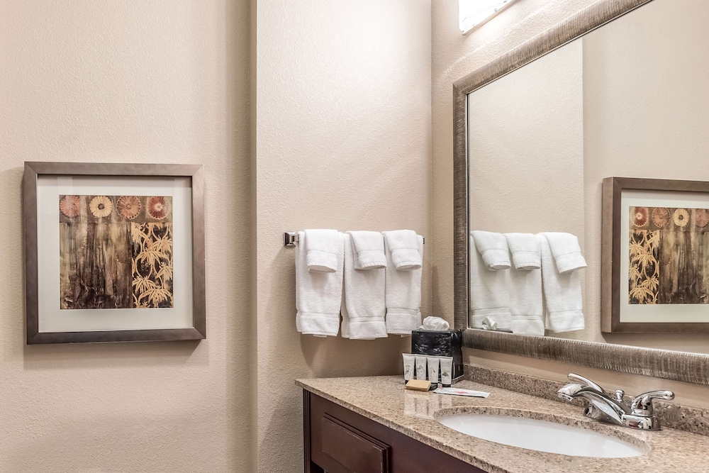 Suite, Multiple Beds, Refrigerator & Microwave - Photo 3