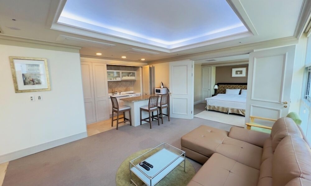 Executive Suite - Photo 10