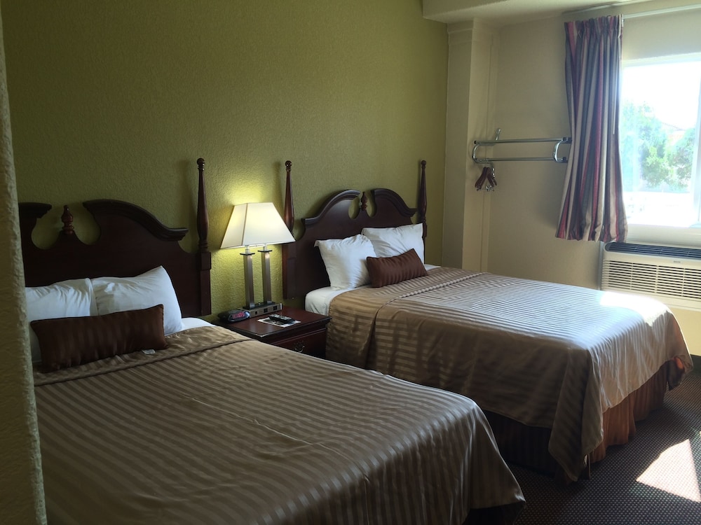 Room, 2 Double Beds photo 3