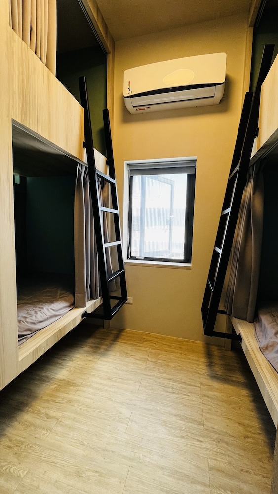 Comfort Quadruple Room, Mixed Dorm, Beachside photo 2