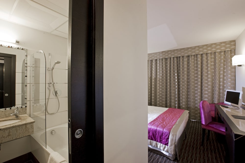 Deluxe Double Room, City View thumbnail 5