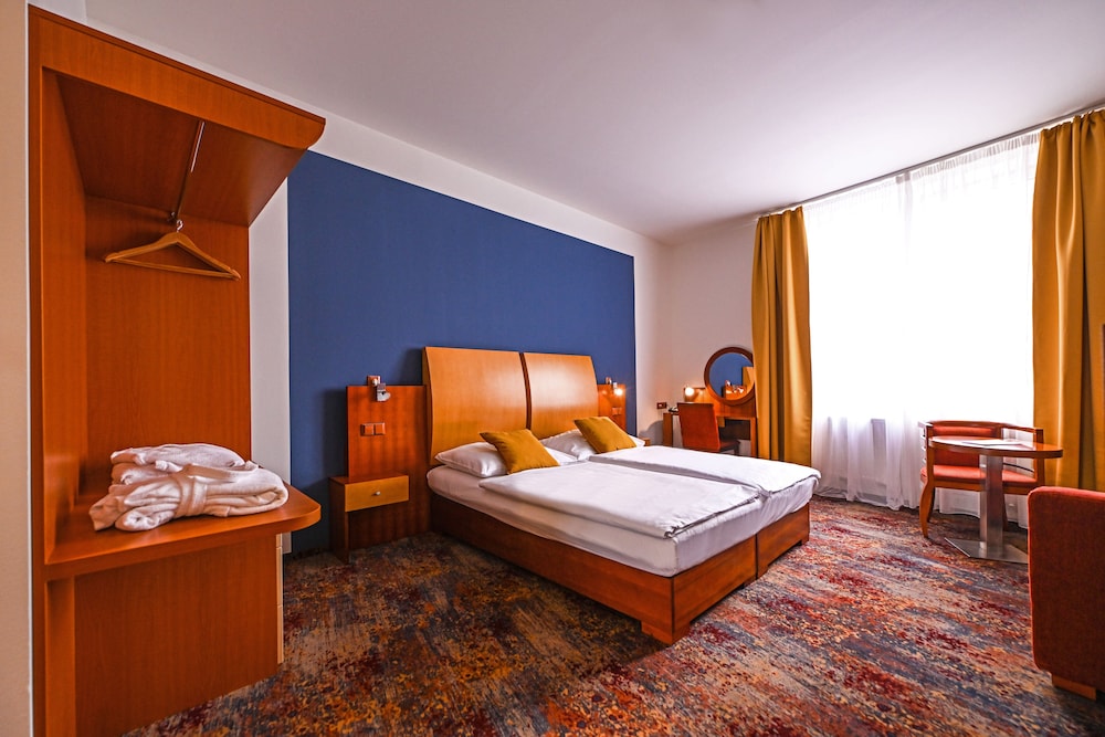 Standard Double or Twin Room, Pool View photo 1