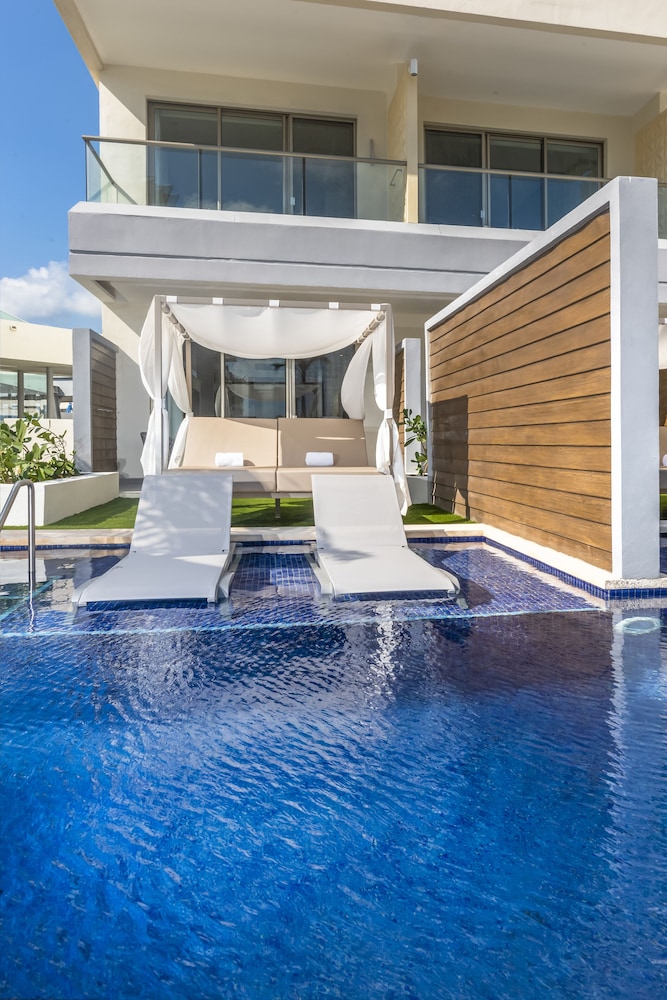 Junior Suite Swim Out - Photo 1