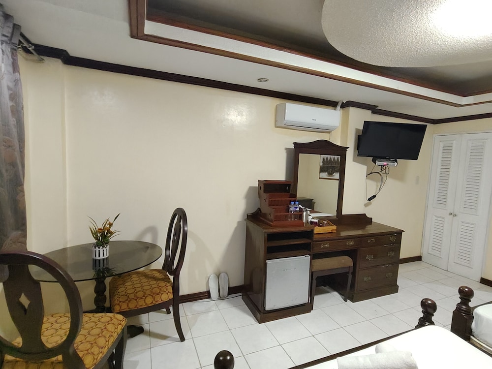 Family Room, 2 Double Beds, Poolside photo 3
