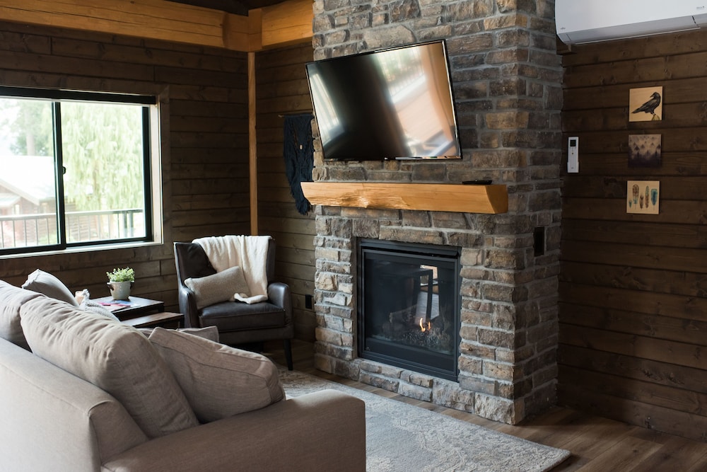 Luxury Nature Cabin, 2 Queen Beds, Gas Fireplace, Resort View (Eagle - Not Pet Friendly)