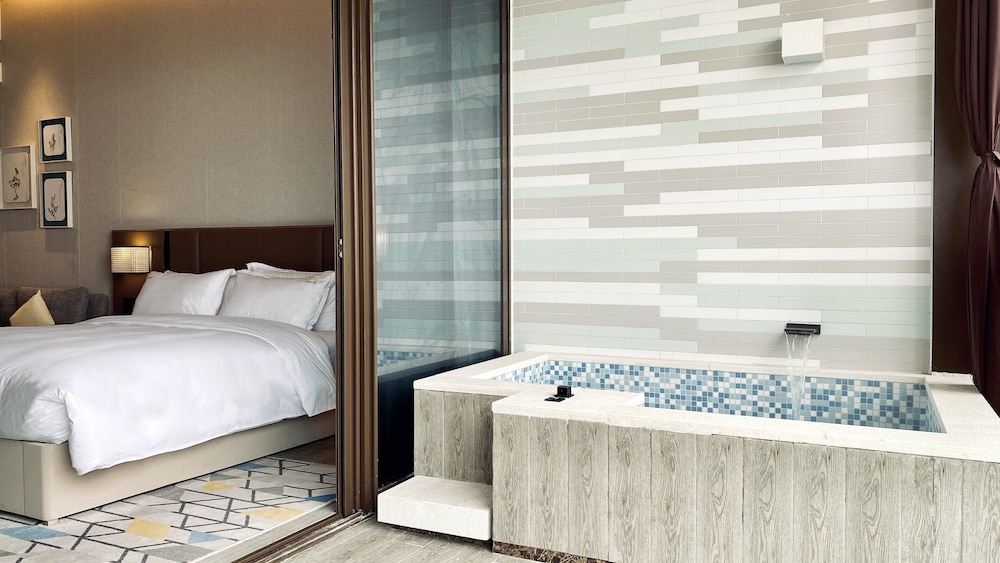 Standard Room, 1 King Bed, Lake View - Photo 4