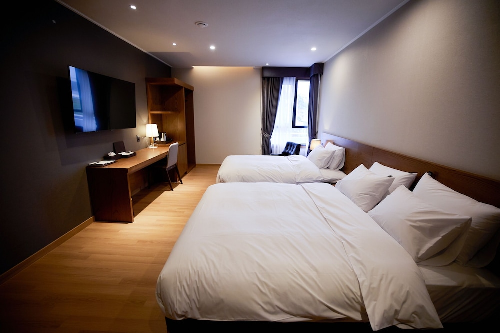 Corner Suite - Photo 8