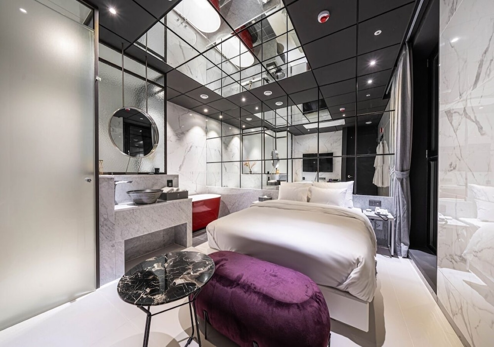 Deluxe Double Room (Netflix/ Youtube Available on TV) - Photo 6