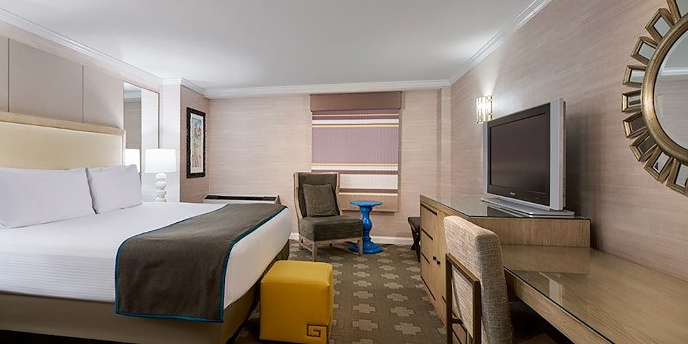 Forum Tower Deluxe Room 1 King Bed, Nonsmoking - Photo 3