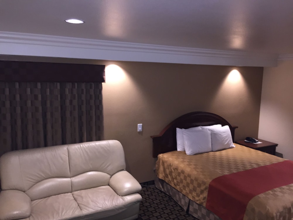 Deluxe Room, 1 King Bed, Non-Smoking - Photo 14