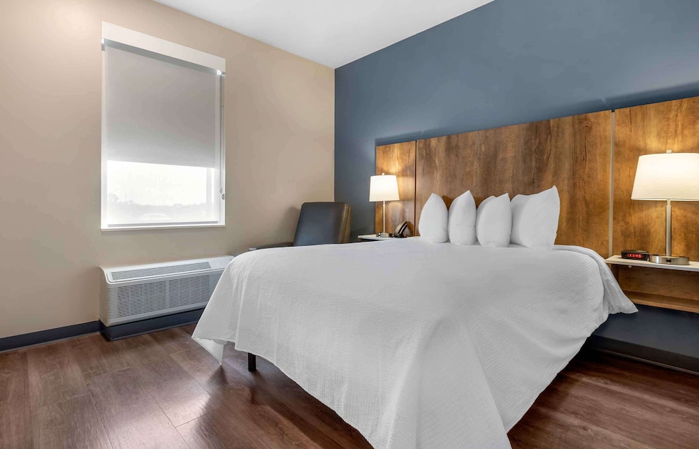 Standard Studio, 1 Queen Bed, Non Smoking, Refrigerator (Microwave) photo 1