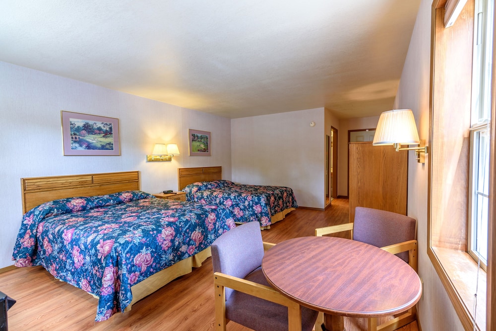 Standard Double Room, 2 Queen Beds, Refrigerator & Microwave, Courtyard View (pet friendly)