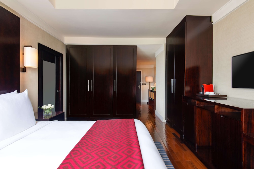 Junior Suite (City View) thumbnail 5