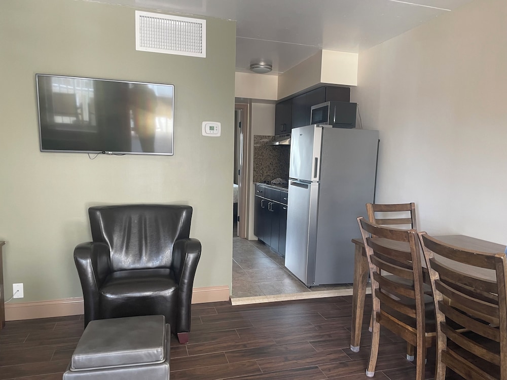 Family Suite, 1 Bedroom, Pool View ( Two Queen Beds with Kitchen) photo 2