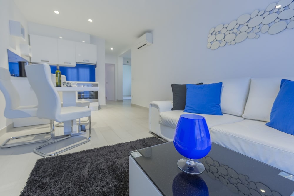 Apartment (A6)