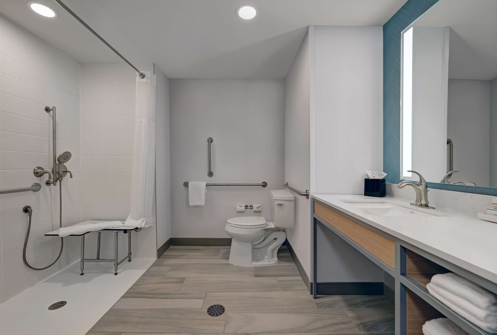 Room, 2 Queen Beds, Accessible (Roll-In Shower) - Photo 2