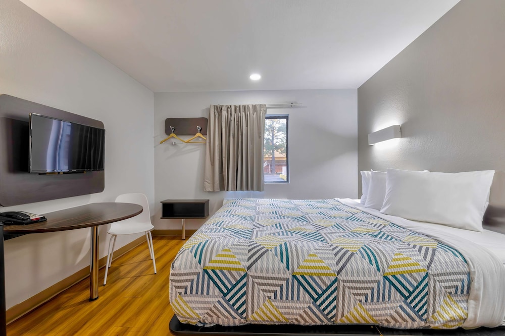 Standard Room, 1 King Bed, Non Smoking, Refrigerator & Microwave photo 2