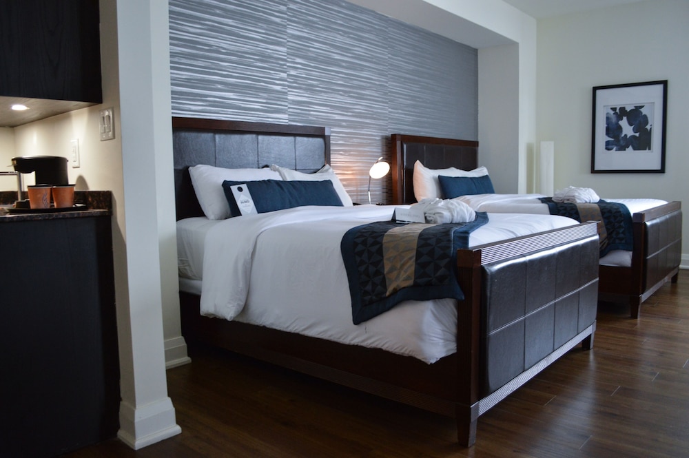 Two Queen Beds with pullout and jetted tub