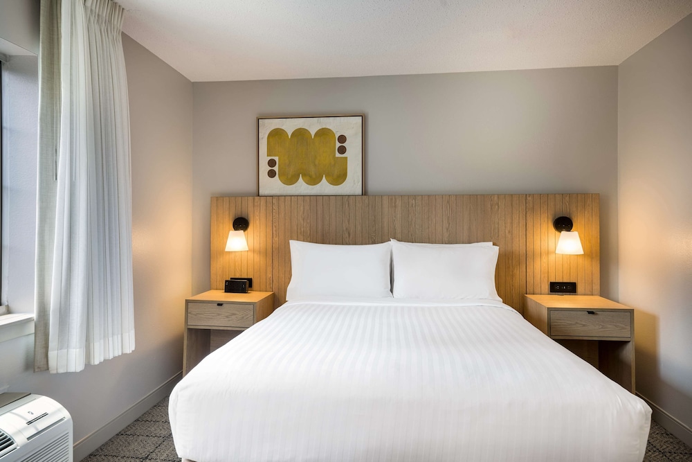 Room, 1 King Bed, Accessible - Photo 3