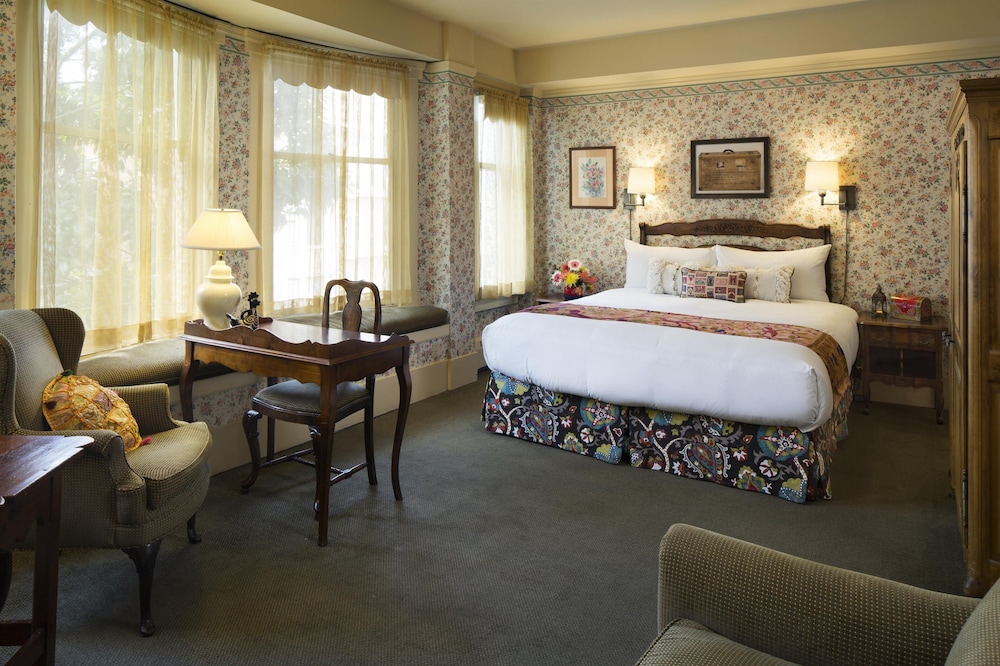 Deluxe Room, 1 King Bed, Fireplace - Photo 1