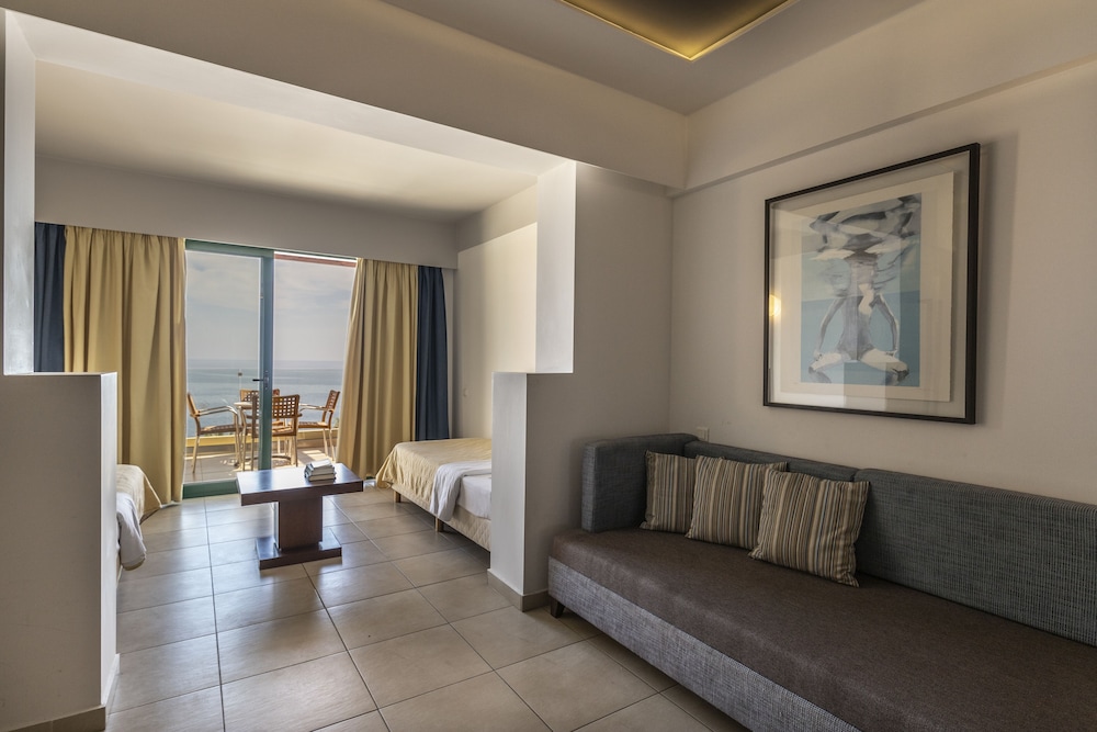 Deluxe Family Room Sea View photo 2