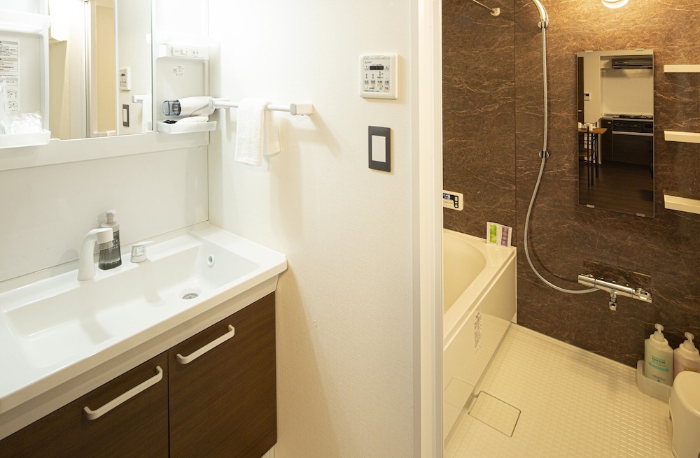 Suite, 1 Bedroom - Photo 25
