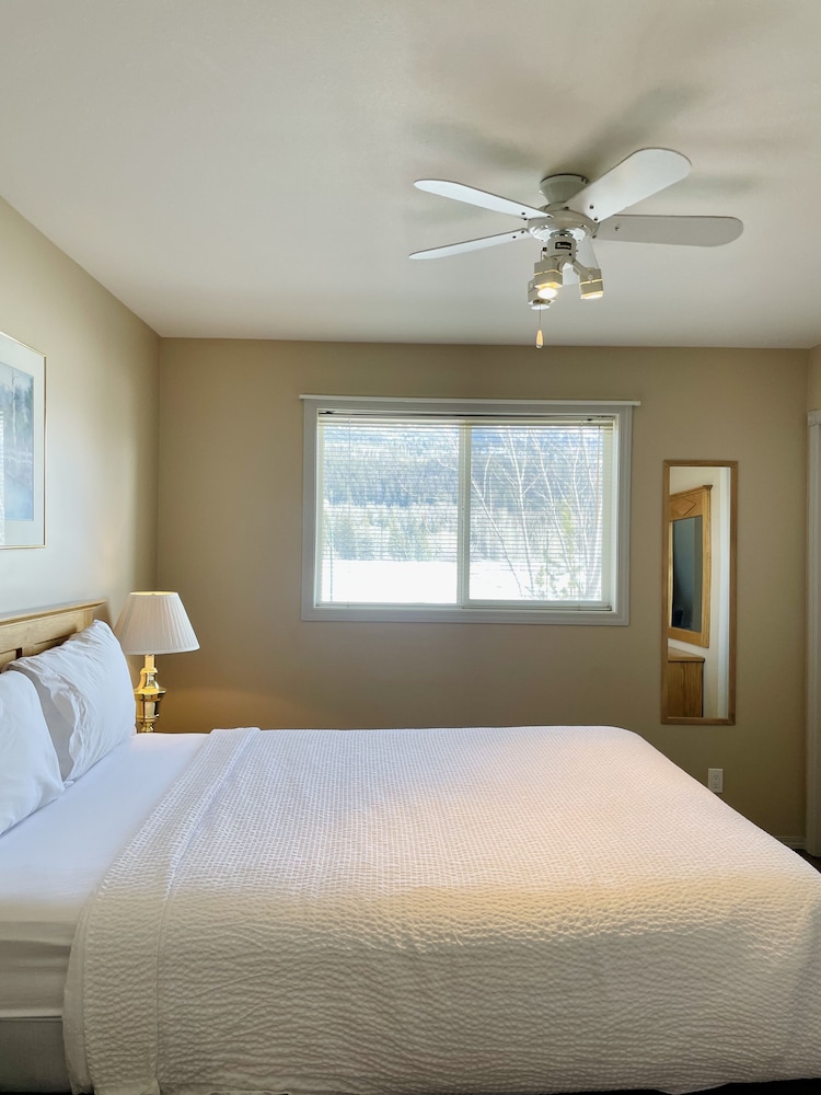 Deluxe Condo, 3 Bedrooms (No Pets) photo 3
