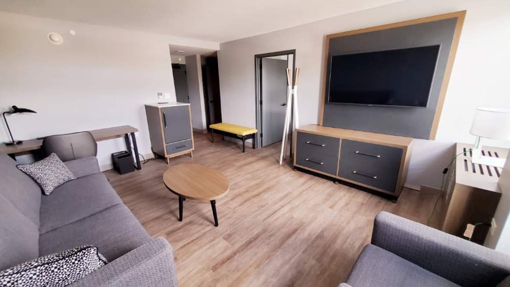 Suite, 1 Bedroom, Accessible (Communications Accessible) - Photo 7