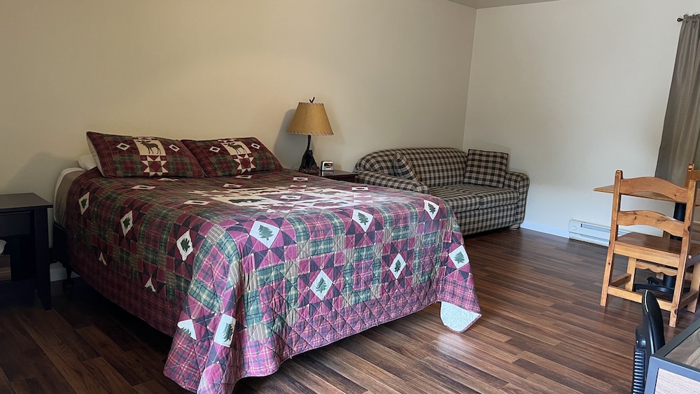 Basic Cabin 3, 1 Queen Bed, Non Smoking, Private Bathroom photo 1