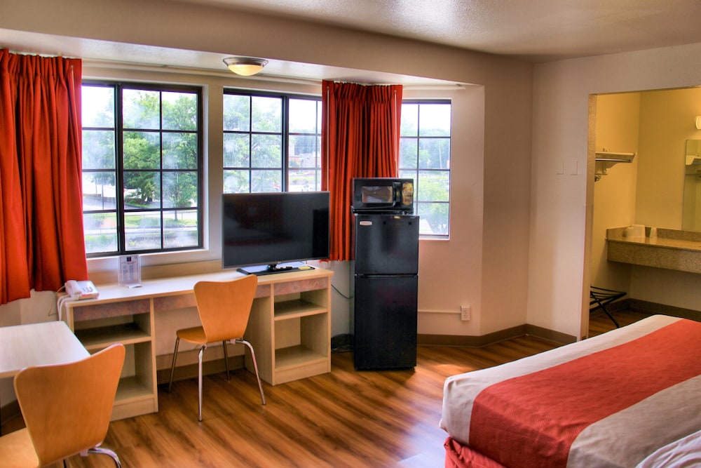 Standard Room, 1 King Bed, Non Smoking - Photo 4