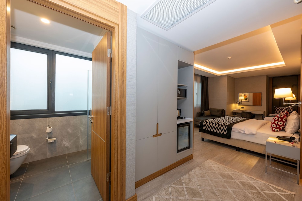 Executive Triple Room, 1 King Bed with 1 Single Bed photo 2