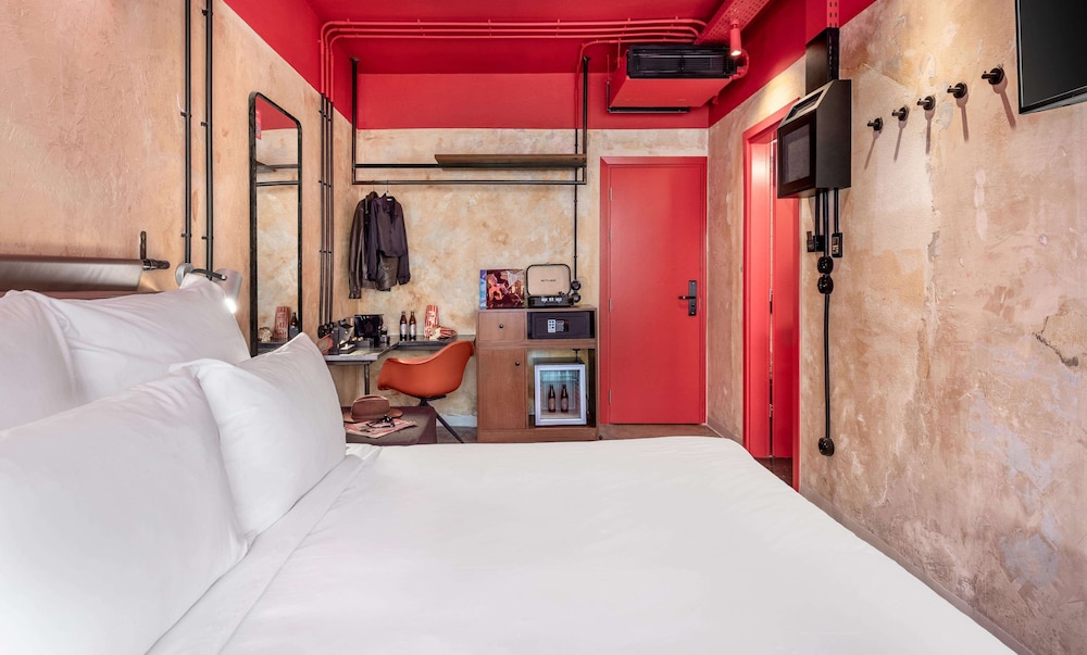 Urban Double or Twin Room with Balcony thumbnail 6