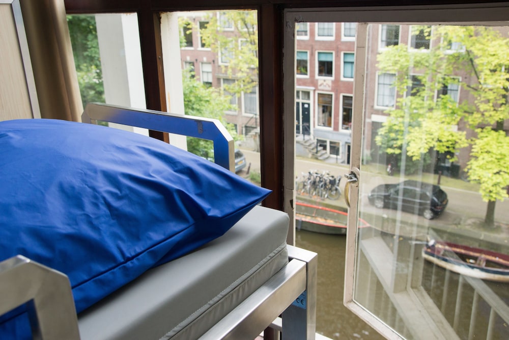Bed In Shared Dormitory, Mixed Dorm (10+ Beds) photo 3