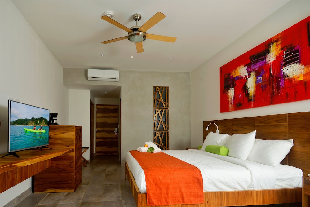 Garden View  Deluxe Room Kingsize bed photo 3