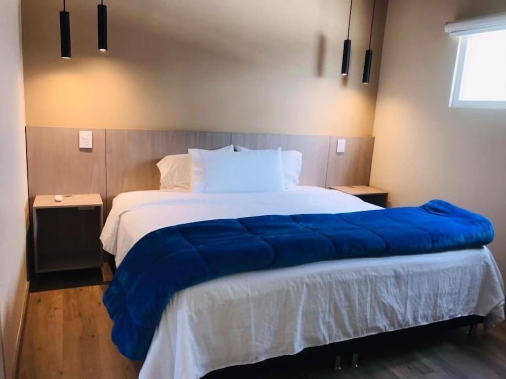 Superior Room, 1 King Bed photo 2