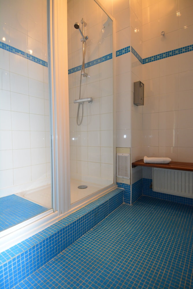 Single room with washbasin (Shared Shower for a fee, Shared WC) photo 3