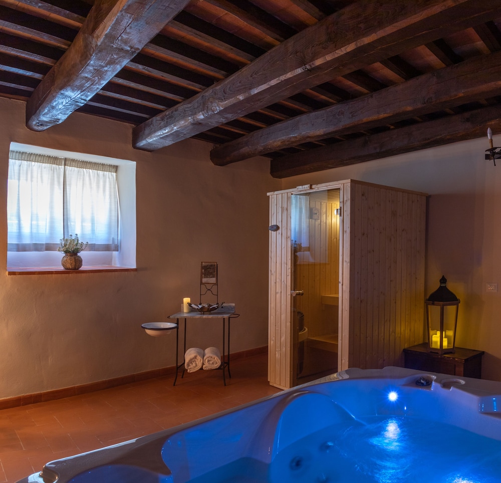Royal Suite, Hot Tub - Photo 3